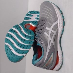 Asics woman gel nimbus 22 size 9 us wide